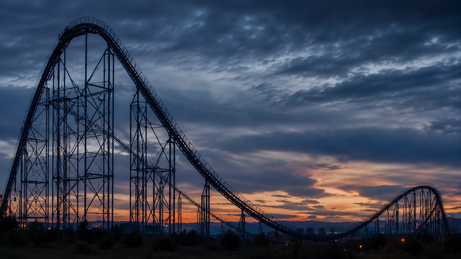 Estructura de una montaña rusa al atardecer, metáfora de las fases de subida y bajada de los ciclos económicos
