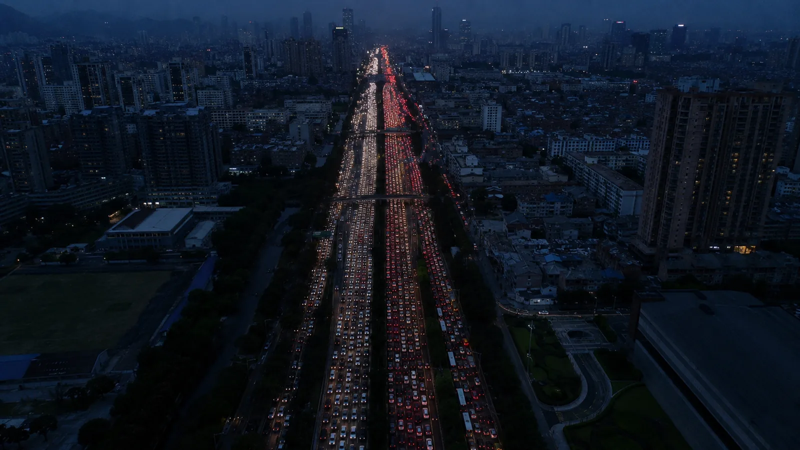 Vista aérea de un embotellamiento de tráfico al atardecer en una gran avenida latinoamericana, metáfora de una falla de mercado en la que los recursos no se asignan de forma eficiente.