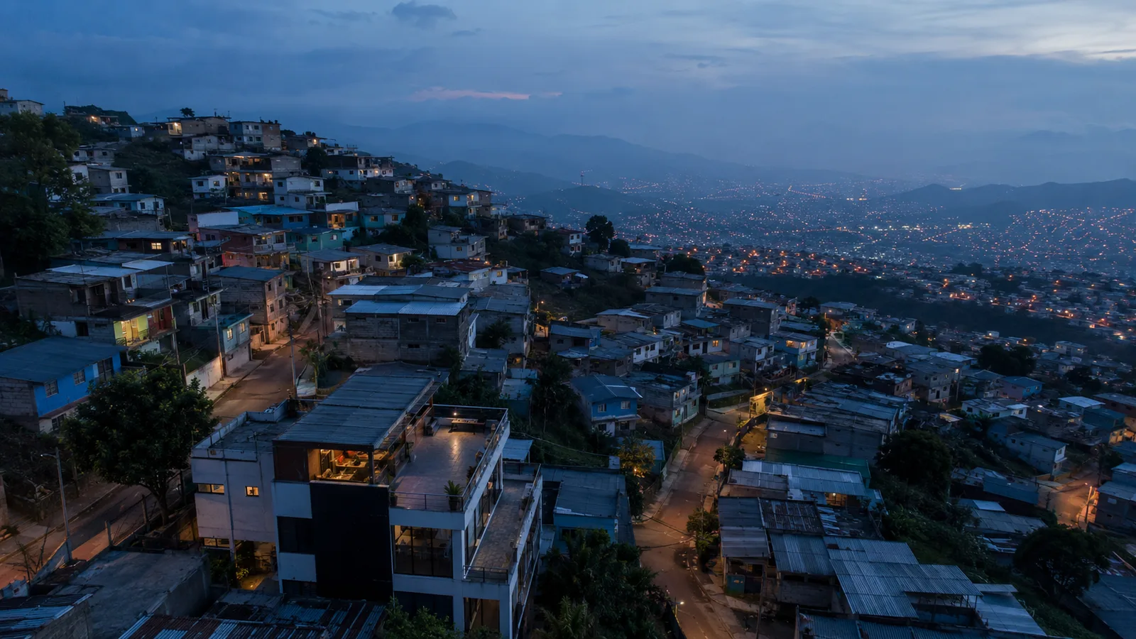 Vista aérea de un barrio colombiano en ladera al atardecer, con viviendas de tamaños muy distintos, imagen que ilustra el ingreso promedio por persona y la desigualdad que el PIB per cápita no muestra