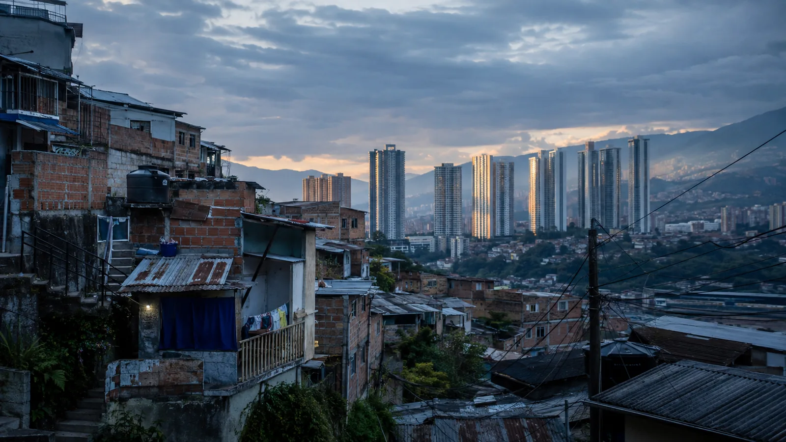 Barrio popular en ladera y torres residenciales al fondo, imagen de la desigualdad en Colombia