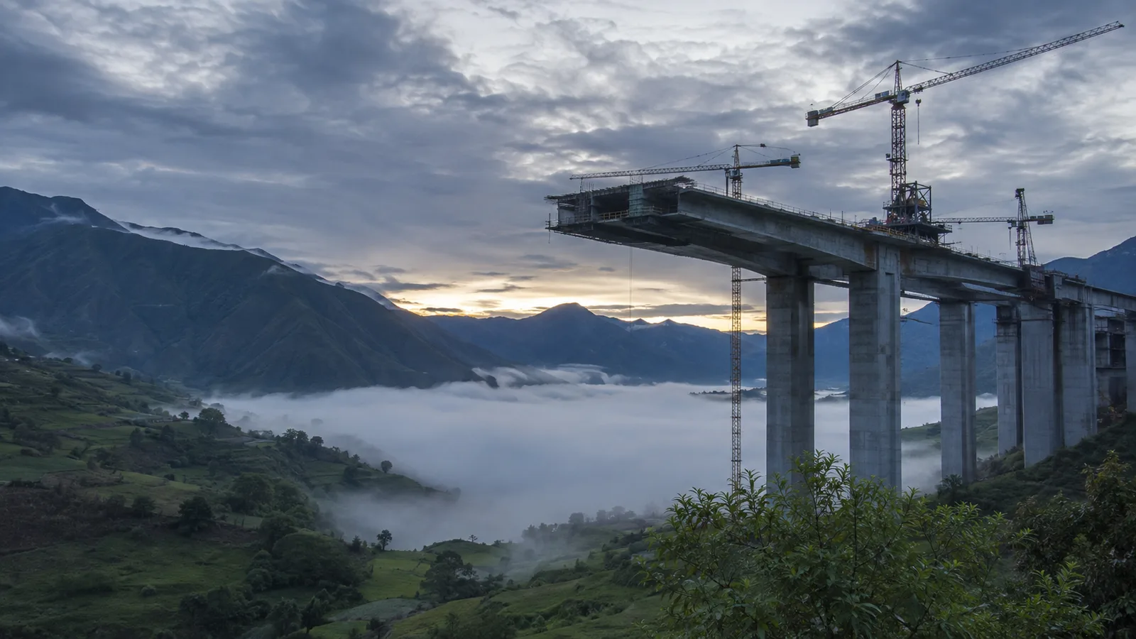 Viaducto de concreto en construcción al amanecer, imagen del mercado de capitales como financiación de largo plazo
