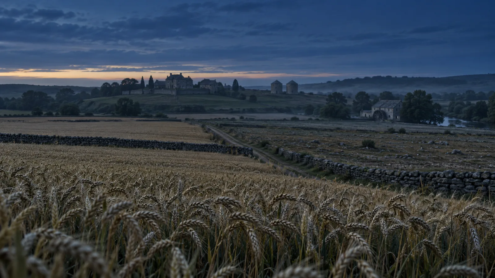 Campo de trigo dividido en parcelas de distinta calidad al atardecer, con una hacienda, un molino y unos silos al fondo, imagen de la economía clásica y su reparto entre renta, salarios y beneficio